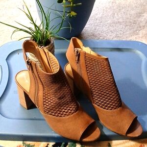 Van Eli tan sandals